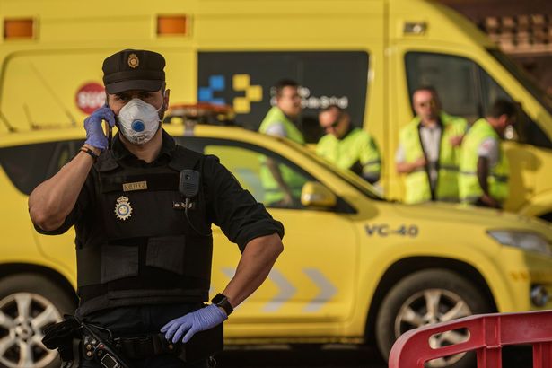  Британската полиция в готовност да разпръсква протести срещу карантината