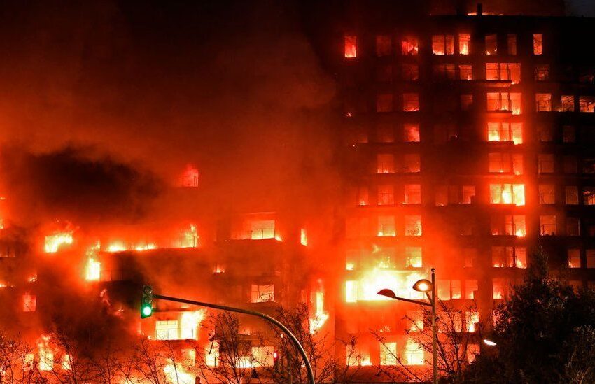  Ад във Валенсия! 14-етажен блок горя, има загинали