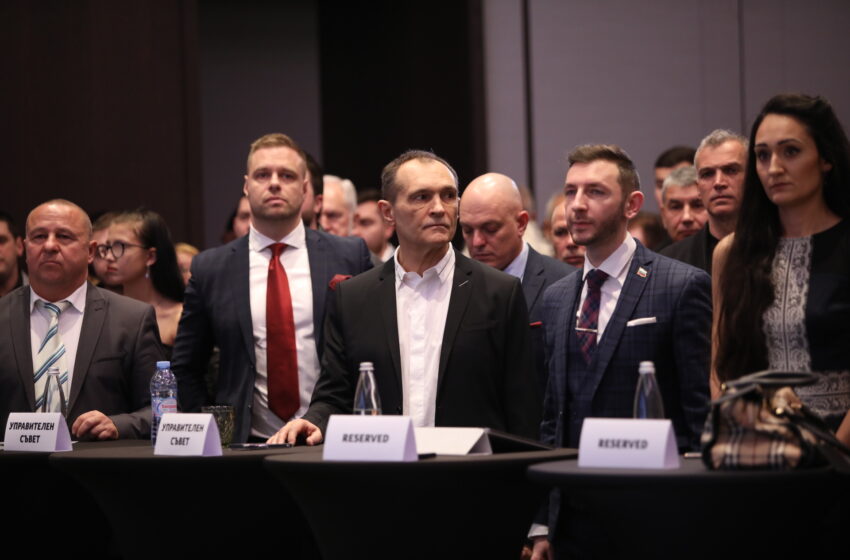  Божков напусна домашния си арест, за да обяви новия си проект