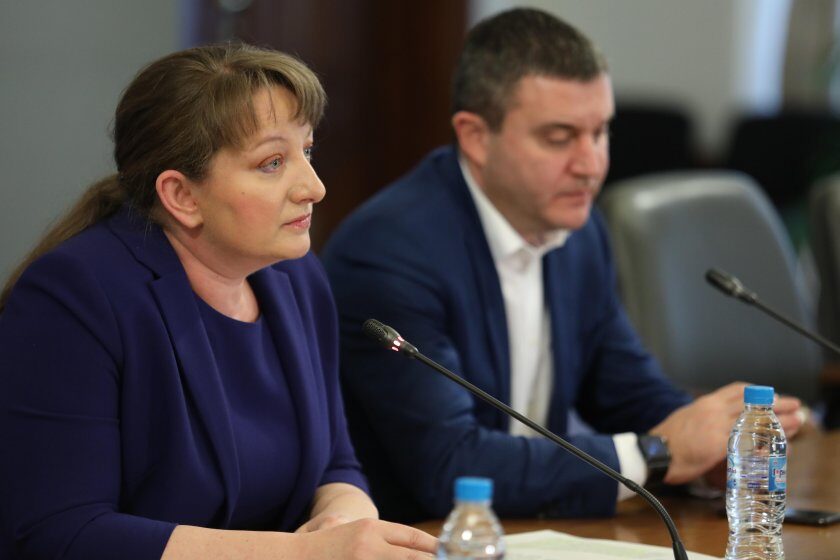  Правителството отпуска по 375 лв. еднократна помощ за родители в неплатен отпуск