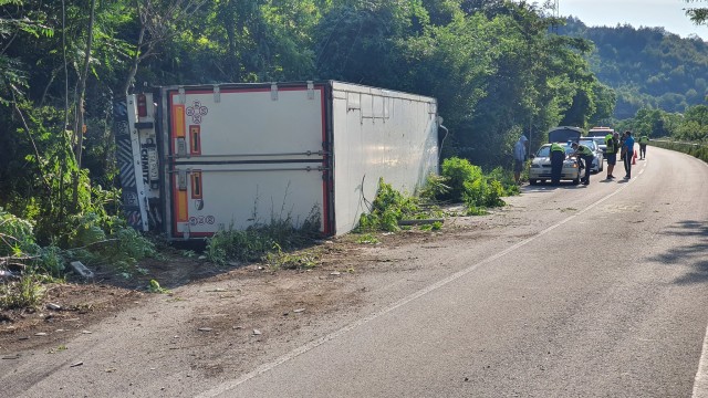  Катастрофа между три тира  в Искърското дефиле, единият от тях се е преобърнал