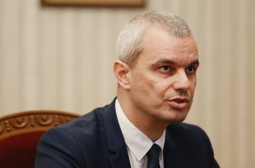  От „Възраждане“ отговориха на феновете на Левски