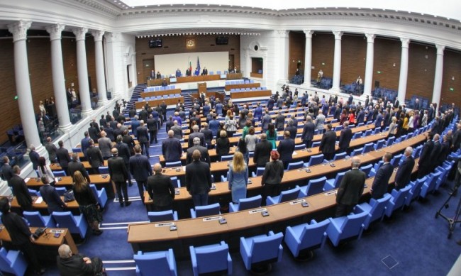  Депутатите излизат в лятна ваканция