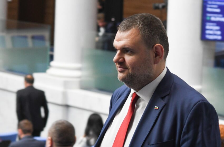  Пеевски с призив към Борисов и Петков да се разберат