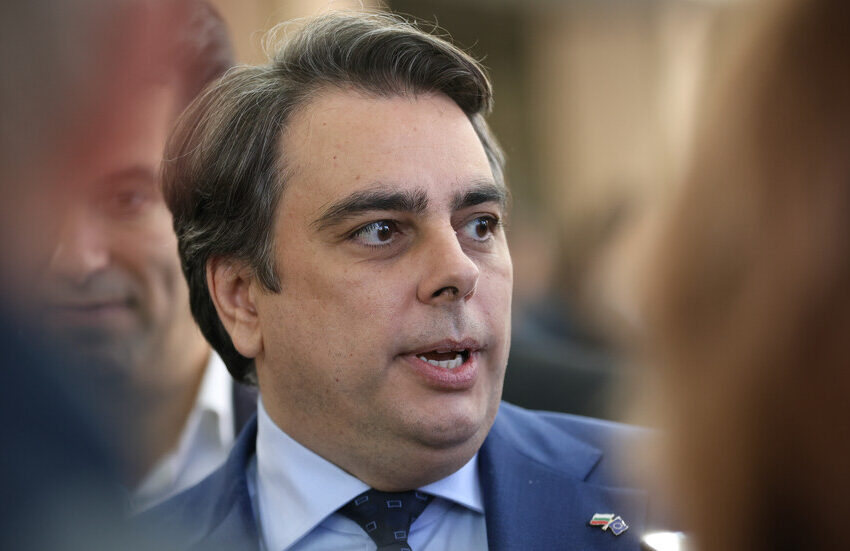  Василев: Няма да се коалираме с ГЕРБ и ДПС