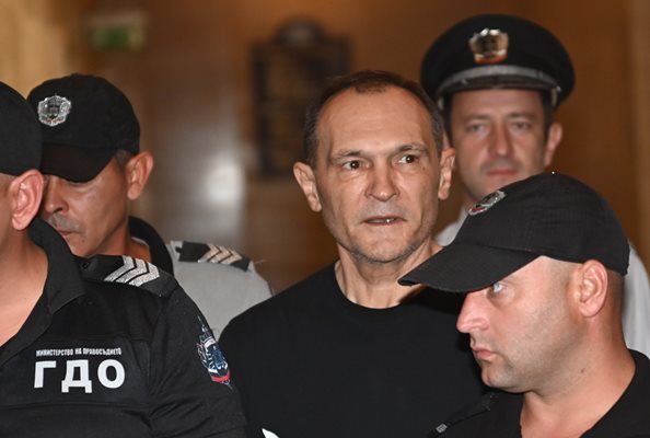  Претърсват офиси на Божков заради убийството на Петров