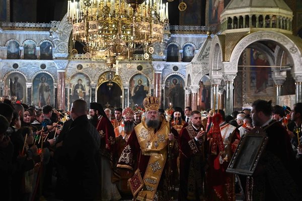  Стотици вярващи се събраха пред „Св. Александър Невски“