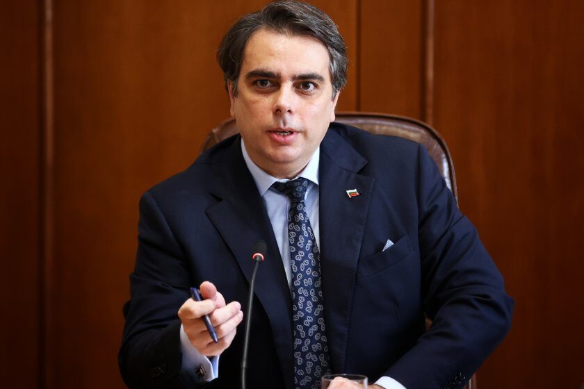  Асен Василев награби Службите за сигурност