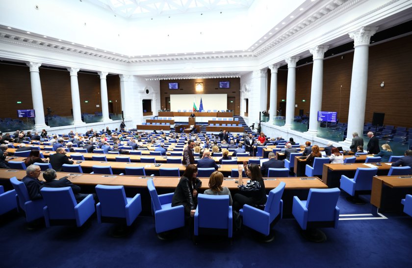  Парламентът се събира извънредно днес