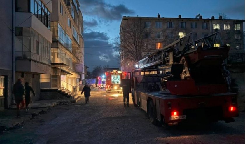  Голям пожар пламна в жилищен блок в Сопот