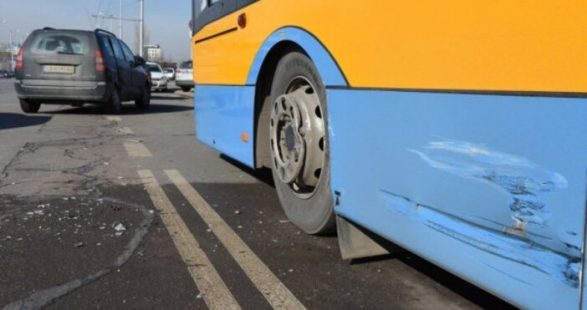  Катастрофа между тролей и такси в София, има ранени
