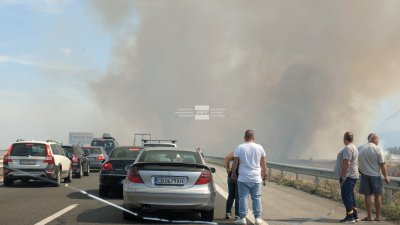 Пожар затрудни движението на АМ „Тракия“ край Пазарджик
