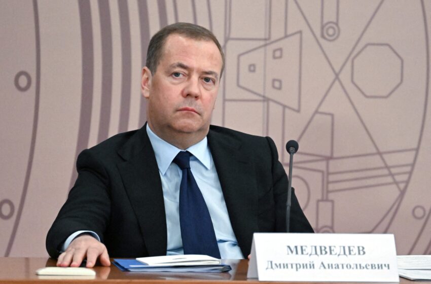  Медведев: Тръмп е нарцисист и прагматик, а Харис е просто глупава