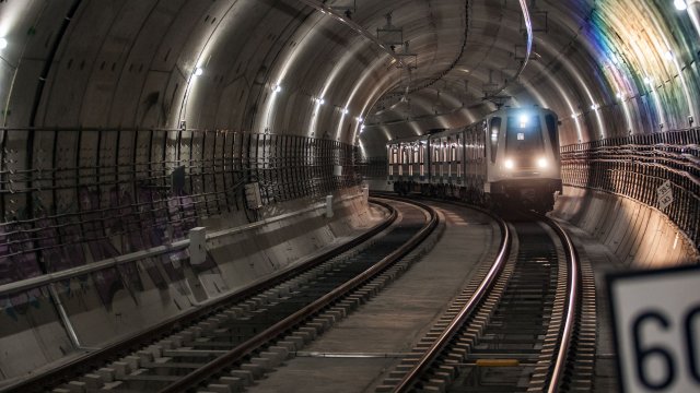 Наводнена станция спря временно движението на метрото