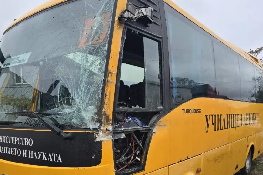  Камион удари ученически автобус, превозващ 19 деца край Свищов, има пострадали