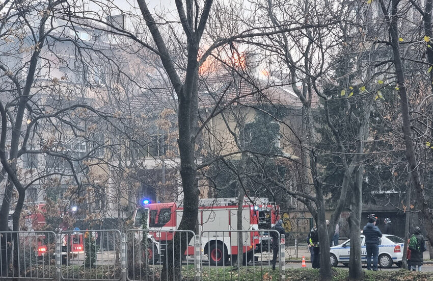  Запали се покрив на жилищна сграда в София