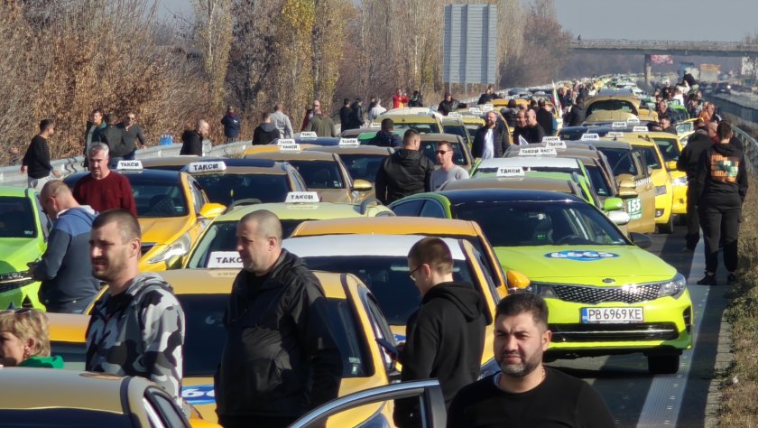  Блокада на АМ „Тракия“, над 1200 са спрели движението