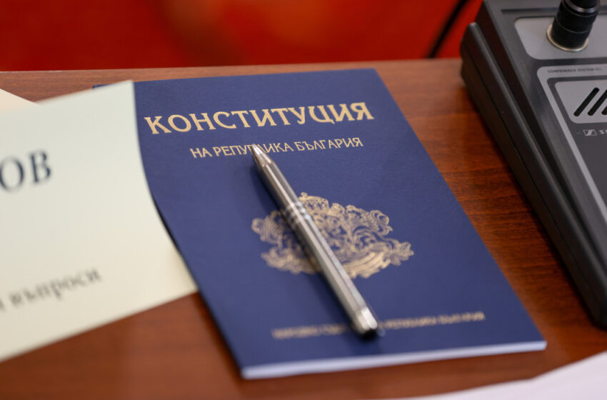  Радев отново атакува промените в Конституцията в КС