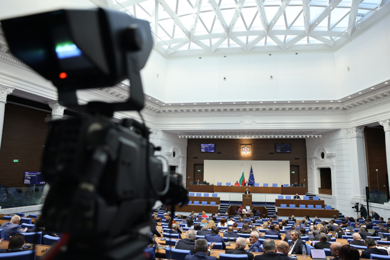  Депутатите се събират на извънредно заседание