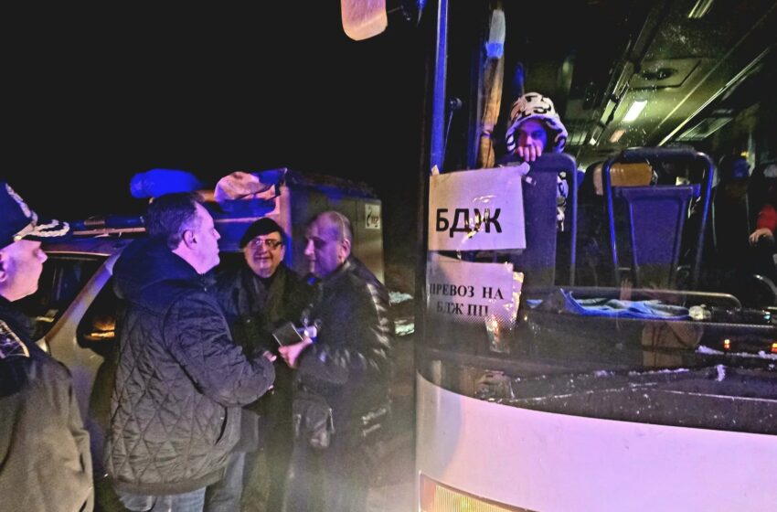  Среднощна спасителна акция: 50 пътници на БДЖ закъсаха с автобус на Хаинбоаз