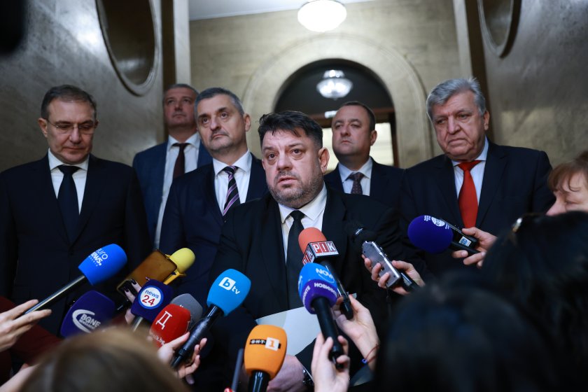  „БСП – Обединена левица“ заявиха след консултациите при президента, че не са потърсени от никой и  диалог не е започнал