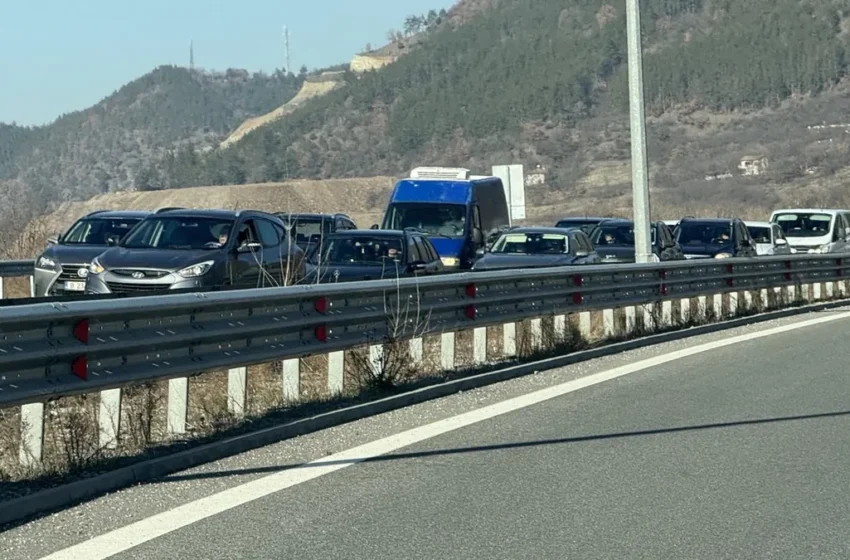 Засилен трафик към Гърция: Колони от автомобили на ГКПП Кулата
