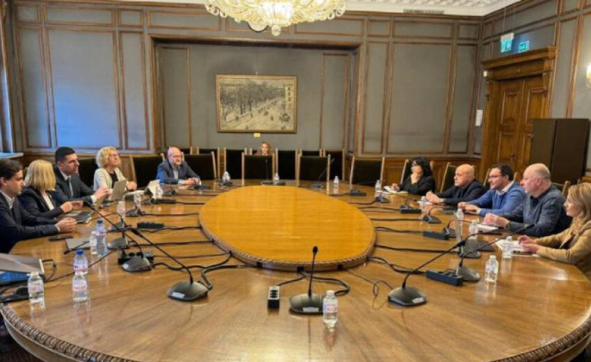  ГЕРБ-СДС и ДБ продължават с преговорите в търсене на формула за мнозинство