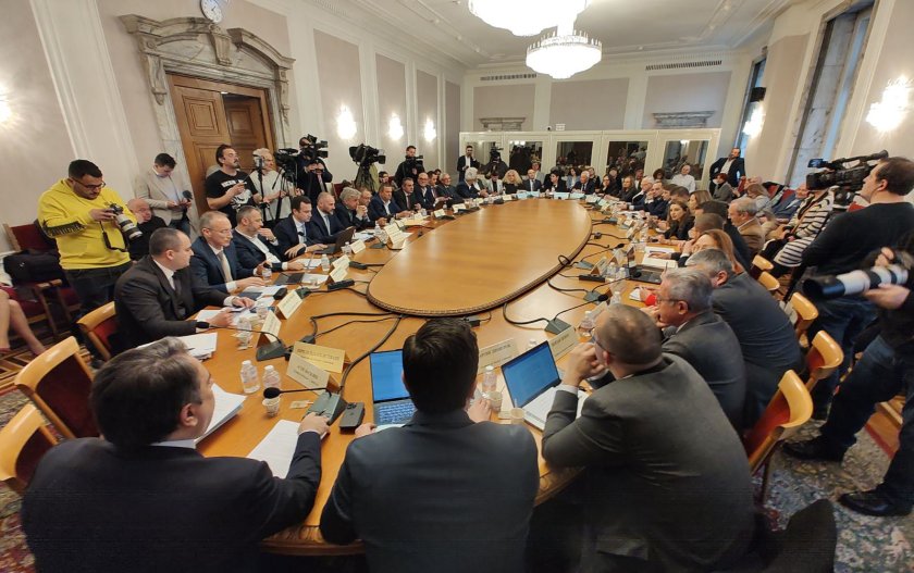  Бюджетната комисия в парламента прие удължителен закон за бюджета