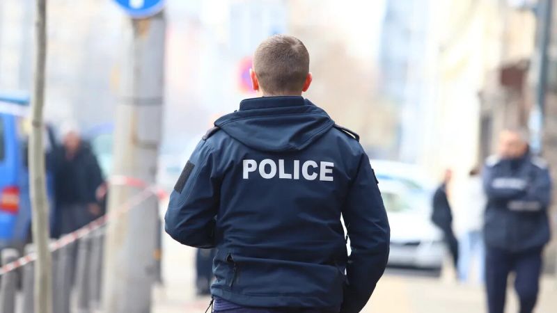  Полицията откри издирвано 16-годишно момиче, държано в плен
