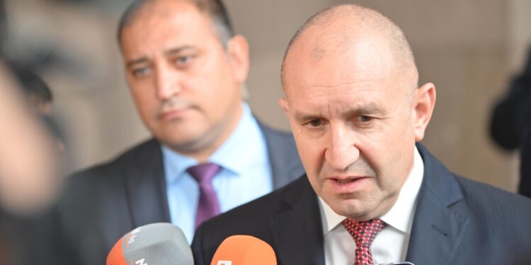  Радев: Позицията на кабинета за войната в Украйна е губеща