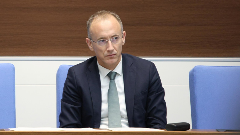  Министър Вълчев предлага математическите гимназии да станат специализирани училища