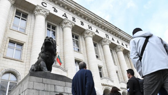  Близки на загинали в катастрофи отново на протест пред Съдебната палата
