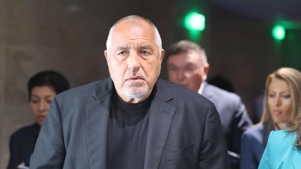  Борисов: Протегнатите ръце са по-силни от юмрука на Радев