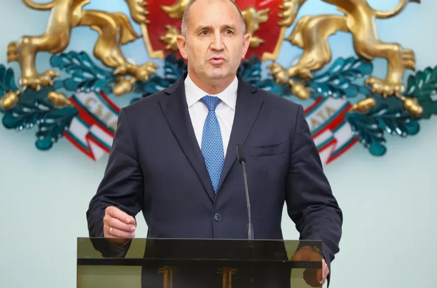  Радев внесе предложението си за референдум за еврото в Народното събрание