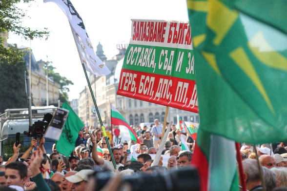  Поддръжници на лева се събраха пред парламента, блокираха движението