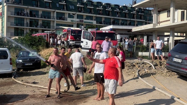  В Свети Влас! Пожар избухна на паркинг, изгорели са над 20 автомобила