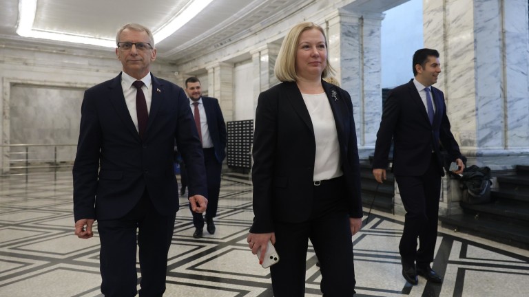  Пътищата пред ПП-ДБ: запазване, преформатиране или разпускане