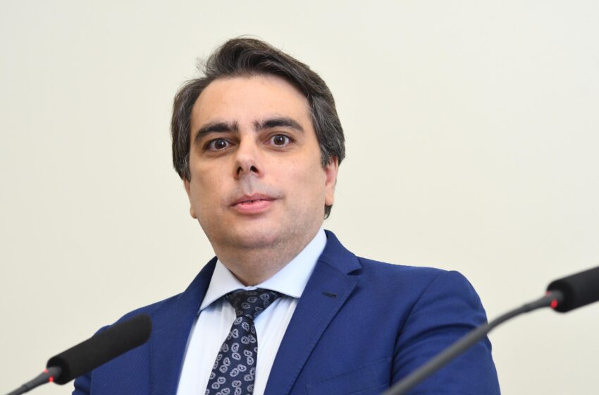  Василев: Има натиск върху наши кметове и общинари да сменят боята
