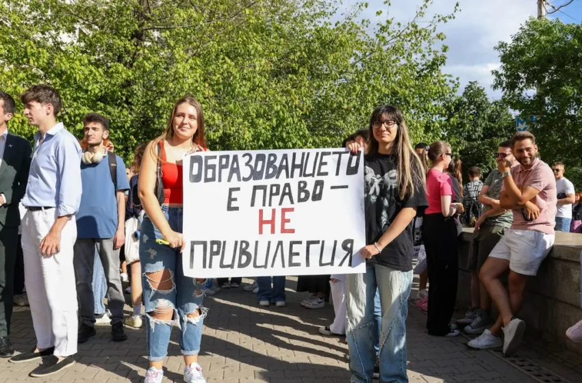  Студентите излизат на протест заради високите такси