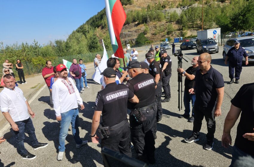  Протестиращи се опитаха да блокират движението през прохода Маказа