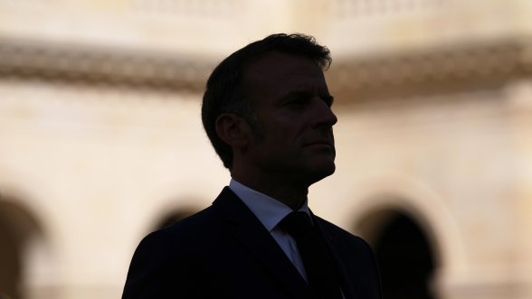  Макрон изравнява рекорд на Митеран – 7 премиери по време на президентството си