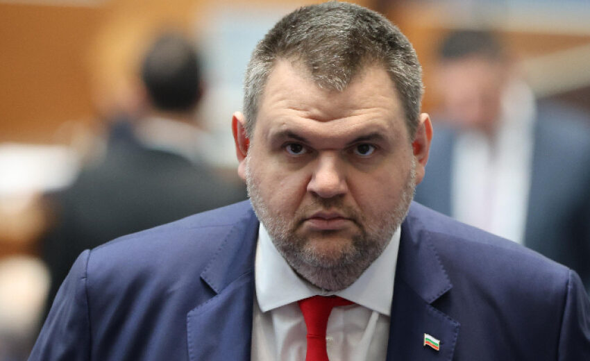  Пеевски: Това правителство оцелява благодарение на мен!