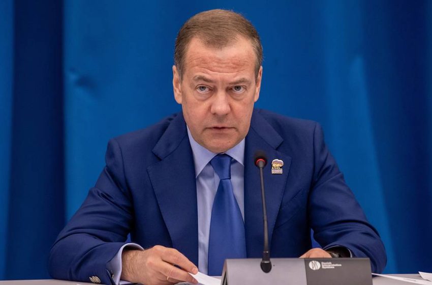  Бившият президент на Русия Дмитрий Медведев пристигна на визита в КНДР
