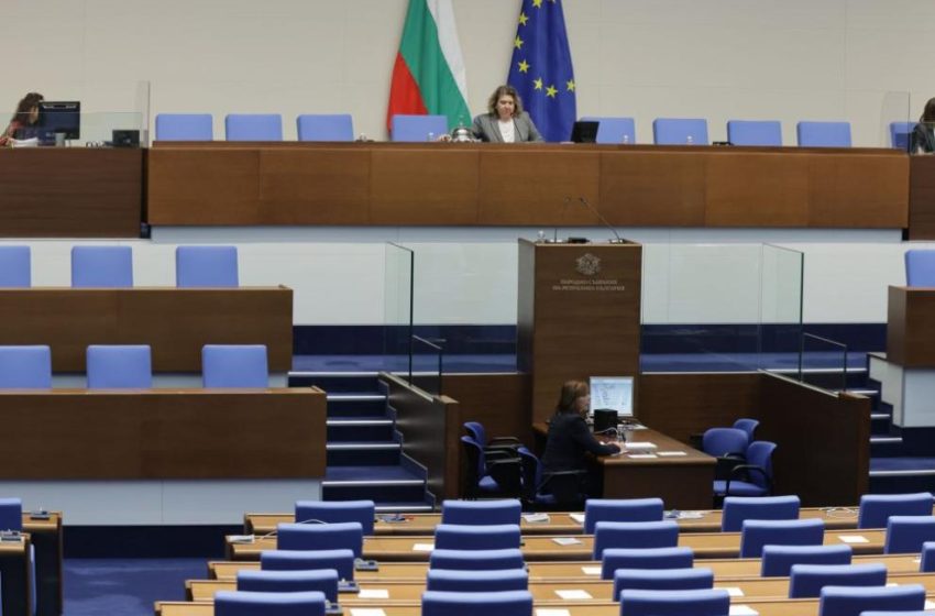 Депутатите на ГЕРБ не се появиха в залата, кворум няма