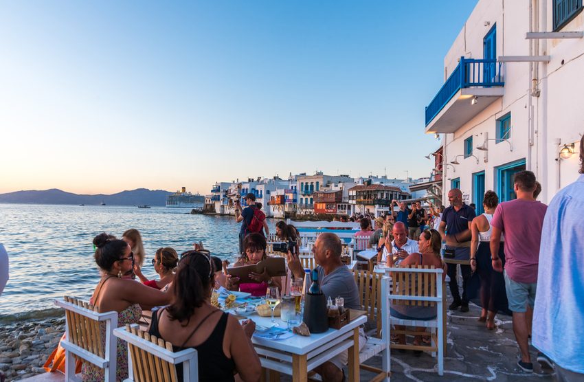  Гърците бият камбаната: По-бедни сме дори и от българите!