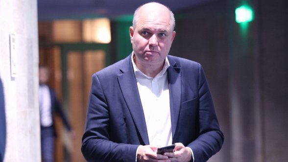  Панев за „Лукойл“: България трудно самостоятелно може да продаде рафинерията