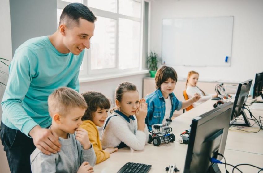  МОН изследва дали училищата са готови да използват AI