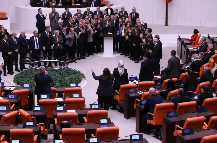  Турските депутати се сбиха по време на дебат по бюджета