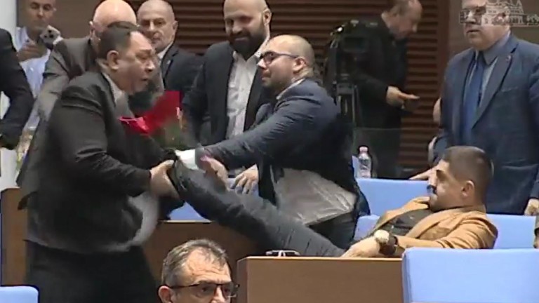  Бой в парламента: Радостин Василев и Гюнай Далооглу размахваха юмруци и ритници