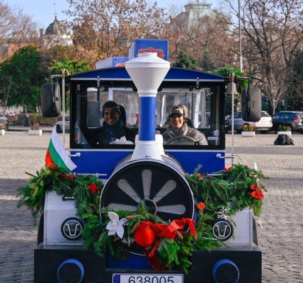  Никола Цолов повози кмета на София Васил Терзиев с коледно влакче